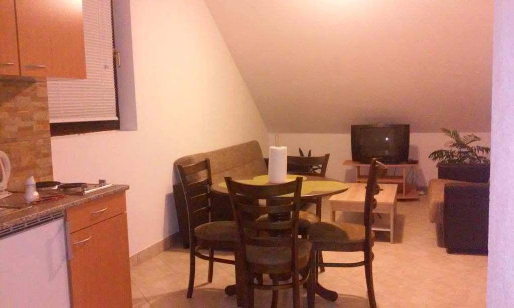 Apartment Laura Gračac Eksteriør bilde