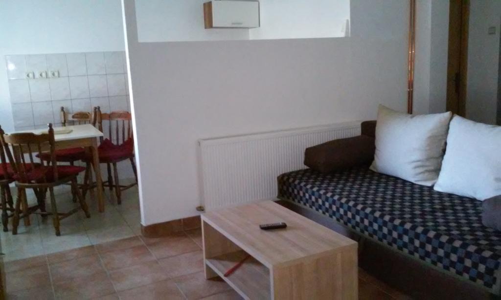 Apartment Laura Gračac Eksteriør bilde