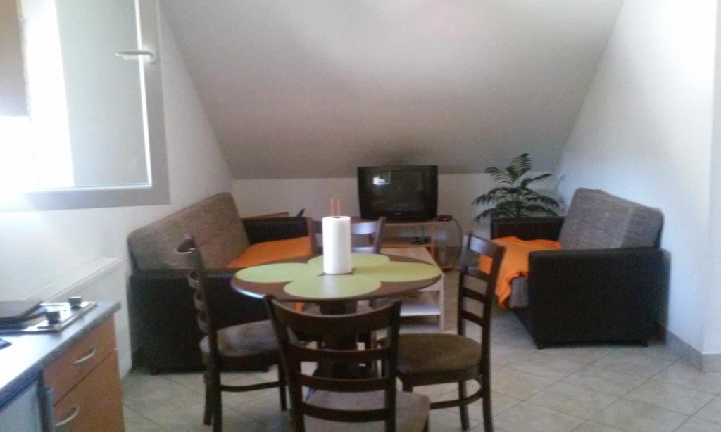 Apartment Laura Gračac Eksteriør bilde